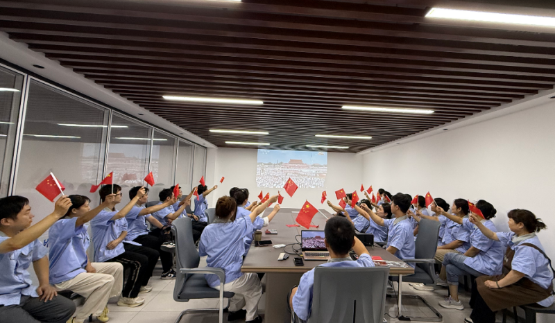 九三閱兵展現(xiàn)強(qiáng)軍風(fēng)采，全體員工共抒家國(guó)情懷